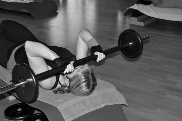 Trizepsdrücken liegend für den Muskelaufbau mit Frau Les Mills - Bodypump